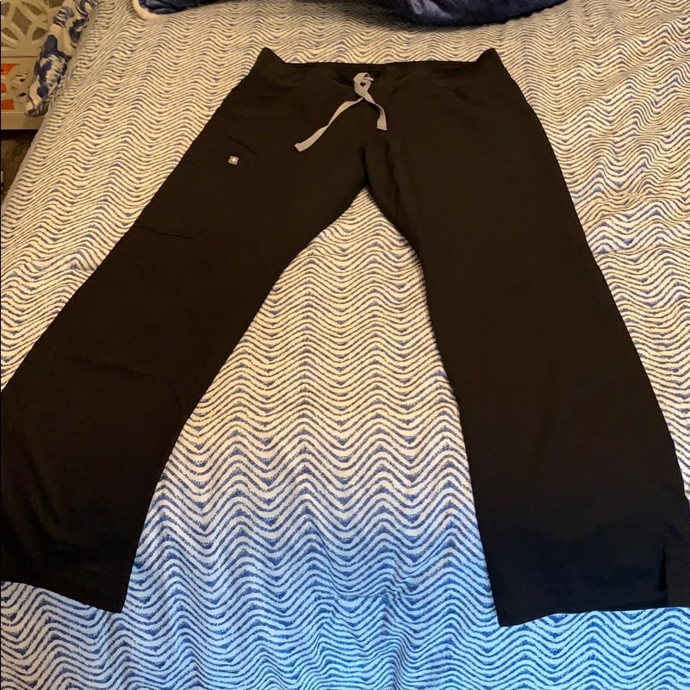 Figs cargo scrub pants in black